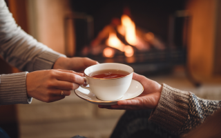 personne-sert-the-interieur-cheminee