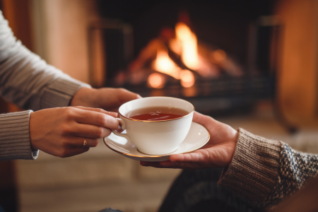 personne-sert-the-interieur-cheminee