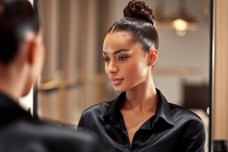 femme-cheveux-brillants-salon-coiffure