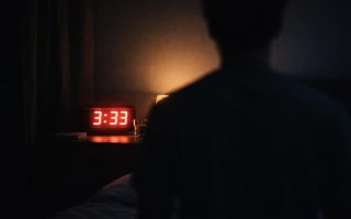 horloge-numerique-3h33-silhouette-sombre
