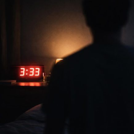 horloge-numerique-3h33-silhouette-sombre