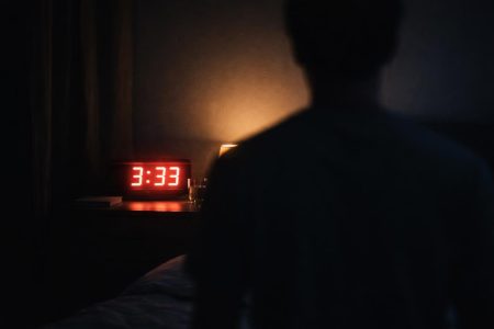 horloge-numerique-3h33-silhouette-sombre