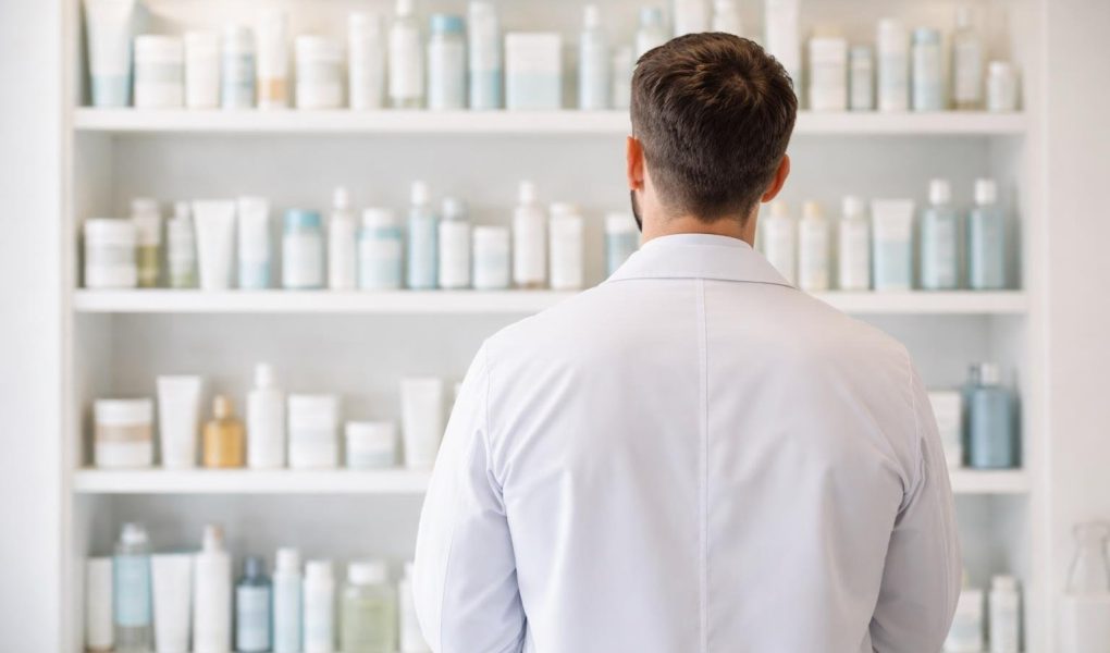 dermatologue-blouse-etagere-produits-soin