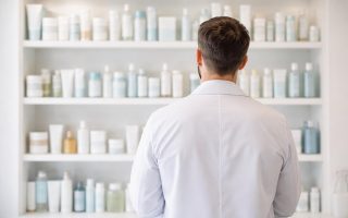 dermatologue-blouse-etagere-produits-soin