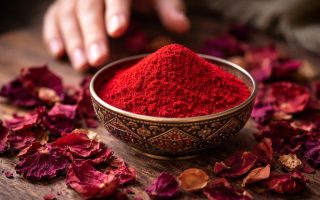 bol-poudre-rouge-petales-fleurs